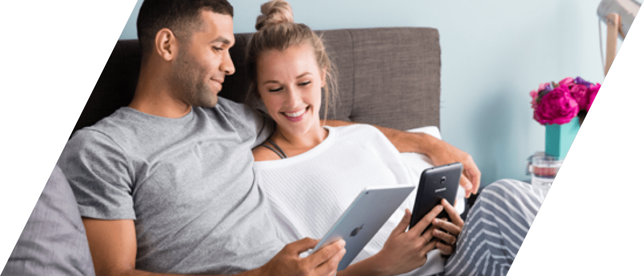 Couple utilisant Scribd sur une tablette